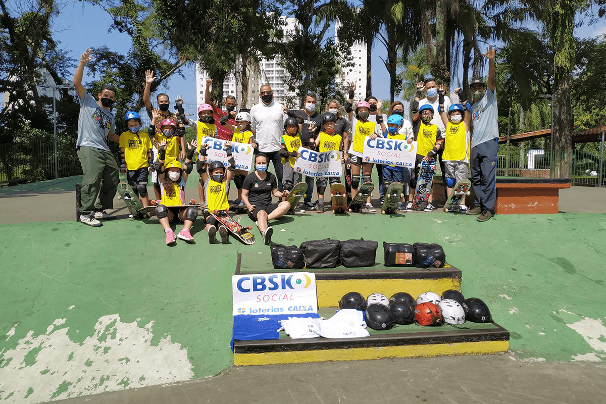 Confederação Brasileira de Skate distribui 300 kits com capacete, joelheira e cotoveleira entre projetos da frente Skate Social Loterias CAIXA